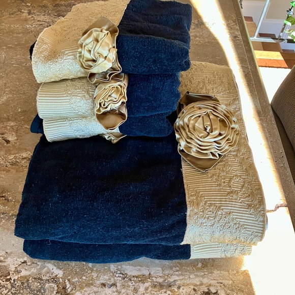 Avanti Bath and Hand Towel - Black/Gold Rosette 100% Cotton Set of (5) - Picture 2 of 5